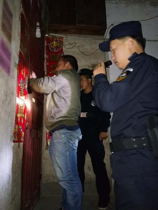 雅安粗心妈妈误将幼女锁家中 