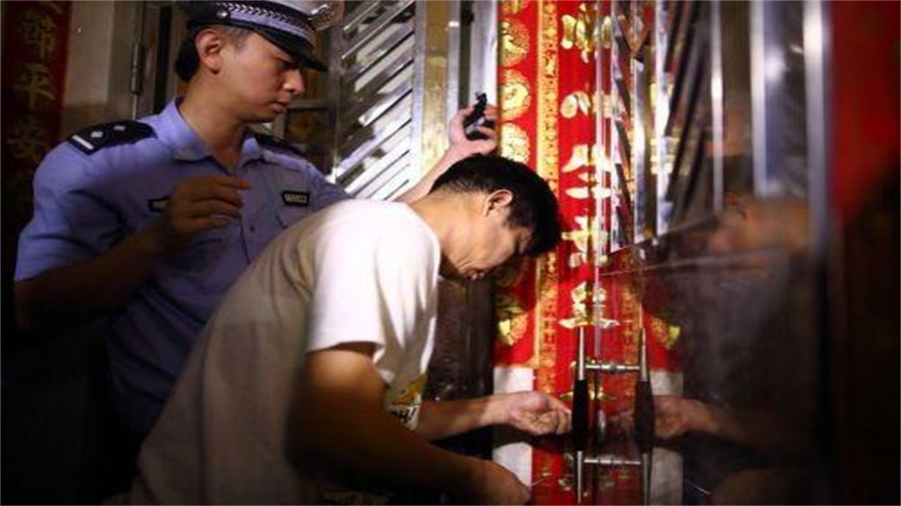 雅安请开锁师傅开了锁后，师傅